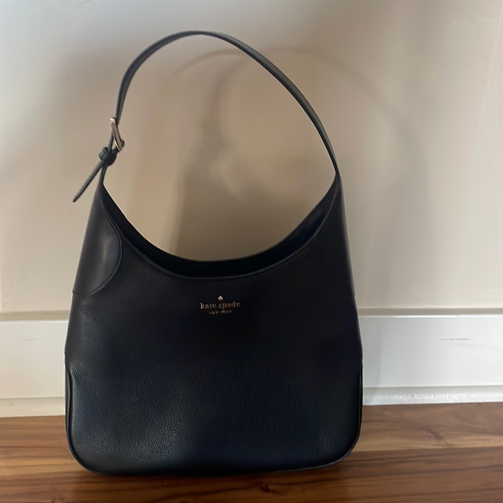 Kate Spade purse in excellent condition. Used once. Approximately 9 1/2 x 13.